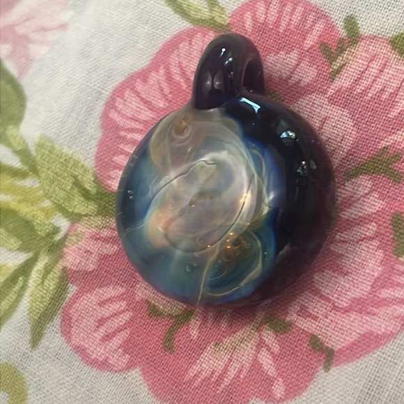 Hand blown glass pendant 🖤 - Picture 4 of 6